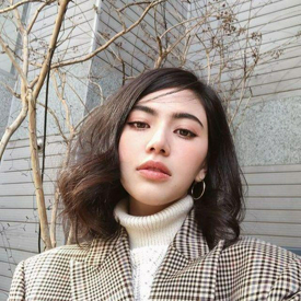 รูปภาพหน้าปกบทความ:เริ่ดทุกลุค! ตามส่อง 'ทรงผมสั้น-ประบ่าเก๋ๆ' แบบสาวใหม่ ดาวิกา ชิค เท่ เซ็กซี่มาครบ!