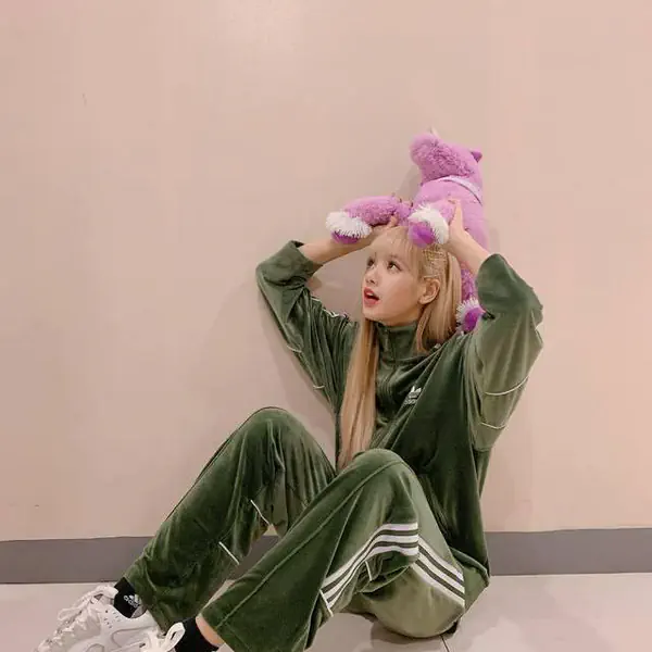 รูปภาพหน้าปกบทความ:LISA X Sneakers สไตล์การแต่งตัวของลิซ่า Blackpink กับรองเท้าผ้าใบสุดเท่ #ลิซ่าแมทช์กับอะไรก็อร่อย
