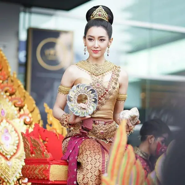 รูปภาพหน้าปกบทความ:เปรียบเธอเหมือนนางในวรรณคดี เปิดภาพความสวยของ '11 นางสงกรานต์' ประจำปี 2019 สวยซึ้งตรึงใจ