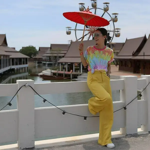 รูปภาพหน้าปกบทความ:ชิลล์ตามแม่ ส่อง "แอน ทองประสม" กับแฟชั่นสบายๆ เหมือนสาววัย 20 นิดๆ #วัยรุ่นแต่งตามได้