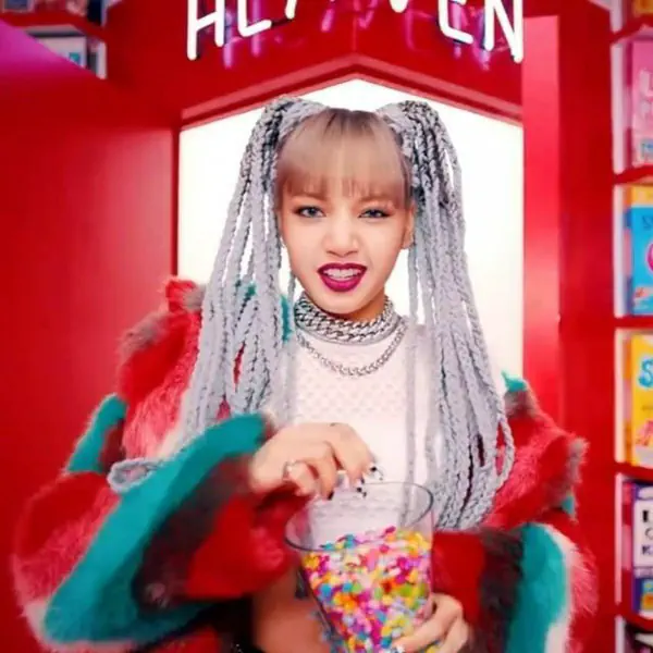 รูปภาพหน้าปกบทความ:สาวๆ รู้จักไหม? แฟชั่นถักเปีย Cornrows ใส่ไหมแบบ ‘ลิซ่า’ ใน MV Kill This Love!