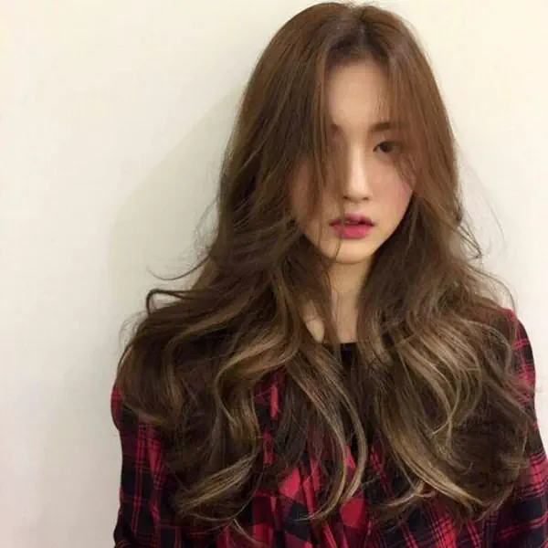 รูปภาพหน้าปกบทความ:#หน้าเล็กไปอีก ไอเดียทรงผม "ดัดลอน-สไลด์เลเยอร์" บังแก้มกลม หน้าเรียว ถ่ายรูปแล้วดูผอม!