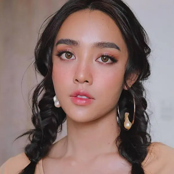 รูปภาพหน้าปกบทความ:ตามส่อง "Makeup look" ของสาวน้ำตาล พิจักขณา สาวผิวน้ำผึ้ง กับลุคสวยหวานซึ้ง จนต้องบอกต่อ