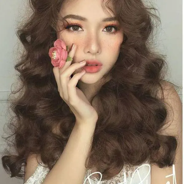 รูปภาพหน้าปกบทความ:เป็นเฮอร์ไมโอนี่สายแซ่บ! กับไอเดีย "ทรงผมหยักศก สายฝ." ลุคเก๋ๆ ผมดัดลอนเล็กๆ ให้เซ็กซี่