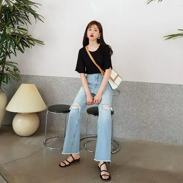 รูปภาพหน้าปกบทความ:แมทช์ลุคง่ายๆ ด้วย 'Basic Chic Item' อย่าง 'กางเกงยีนส์ขายาว' ใส่กับอะไรก็ดูดี ไม่มีหลุดเทรนด์