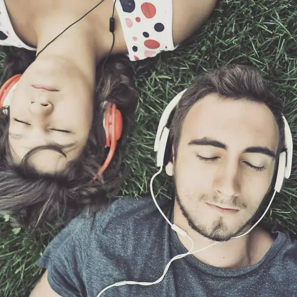 รูปภาพหน้าปกบทความ:13 เพลงรักที่ต้องมีฟังใน Playlist เติมความหวานวันวาเลนไทน์