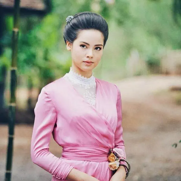 รูปภาพหน้าปกบทความ:ส่อง! 5 นางเอกจากละคร "พีเรียด" ใน "ชุดไทยย้อนยุค" สวยตรึงใจมาก!