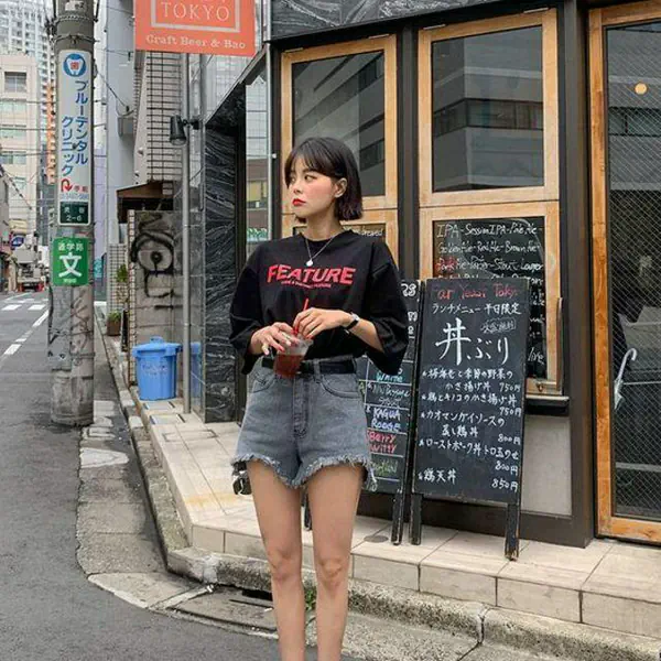 รูปภาพหน้าปกบทความ:Black แต่ไม่ดาร์ก! จัดลุค 'เสื้อสีดำ' ใส่ไปคอนเสิร์ต สไตล์สาวเกาหลี สวย เท่ แบบไม่เข้มเกิน