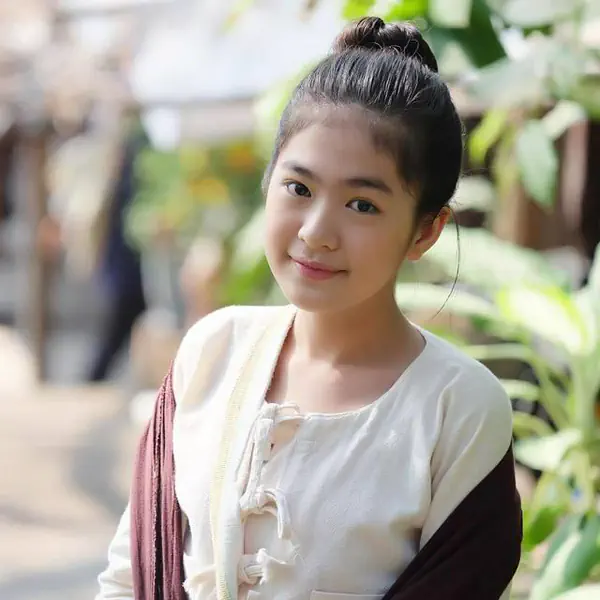 รูปภาพหน้าปกบทความ:อนาคตนางเอกแน่นอน! ย้อนดูผลงานละคร 'น้องอันดา-กุลฑีรา' หรือ 'บัวเกี๋ยง' จากละครกลิ่นกาสะลอง