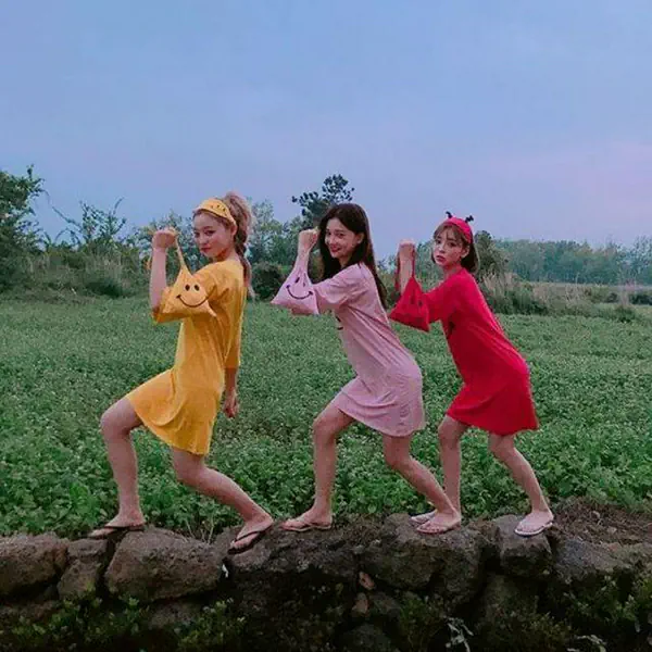 รูปภาพหน้าปกบทความ:รวมไอเดีย 'ท่าโพสถ่ายรูปหมู่สุดฮิต' ของเหล่าวัยรุ่นเกาหลี 📸
