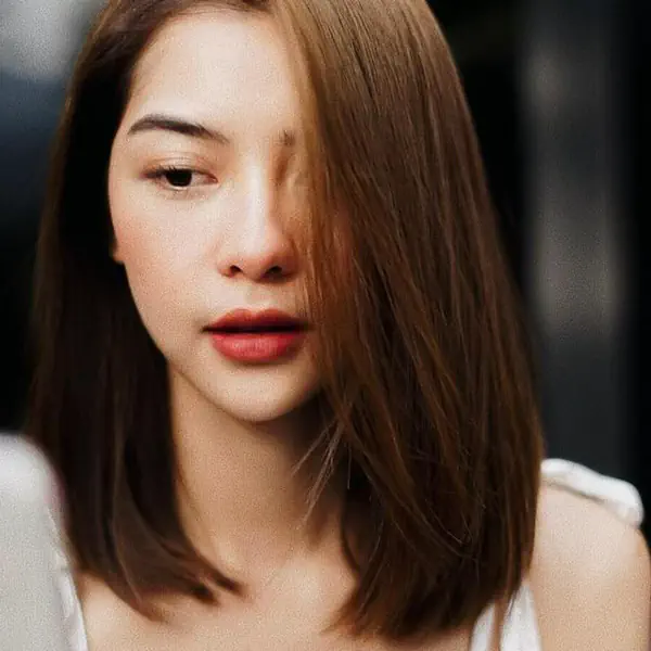 รูปภาพหน้าปกบทความ:ไม่อยากไว้ยาว ไม่อยากตัดสั้น ขอแบบกลางๆ ได้มั้ย? รวมไอเดีย 'ทรงผมประบ่า' ตัดได้ตลอดไม่มีเอ้าท์!
