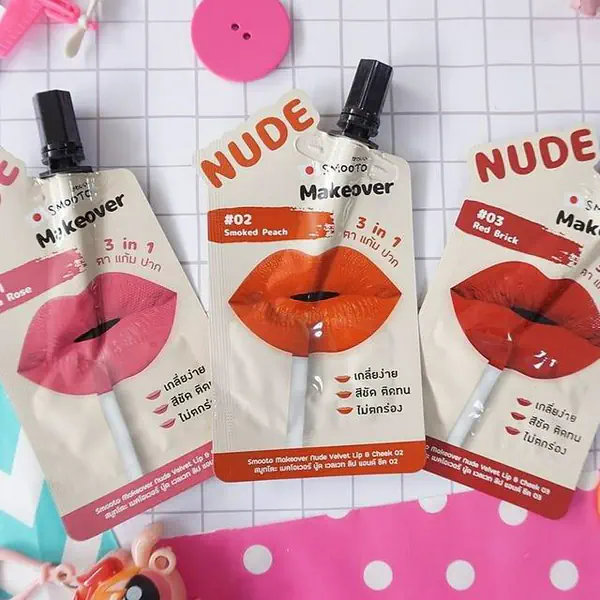 รูปภาพหน้าปกบทความ:Review & Swatch : ลิปซองสมูทโตะเซเว่น แบบ 3 in 1 ตา+แก้ม+ปาก ทาได้ยั่วๆ ไปเลยจ้าพี่จ้า!