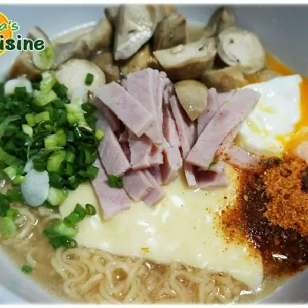 รูปภาพหน้าปกบทความ:สูตรอาหาร 'มาม่าต้มยำชีส' สุดยอดความฟิน ทำเองง่ายๆที่บ้าน