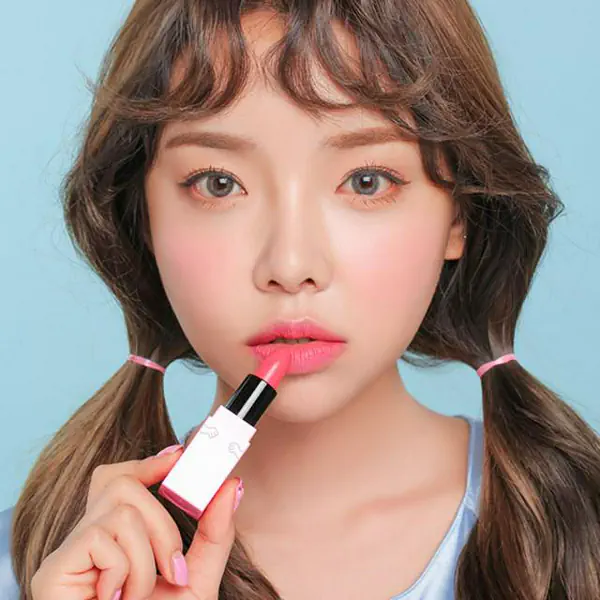 รูปภาพหน้าปกบทความ:โทนสีแซ่บๆ หลบไป! แนะนำ 5 สีลิปที่ทาแล้วหน้าเด็ก สดใส กระชากวัย