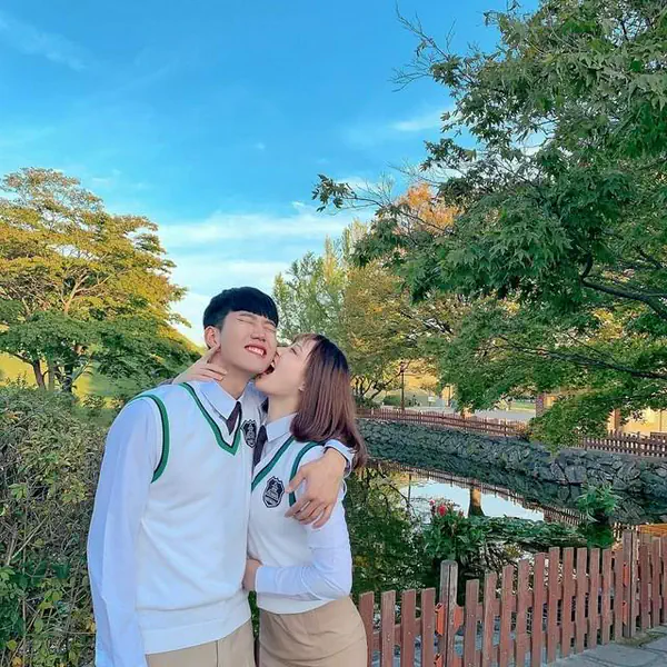 รูปภาพหน้าปกบทความ:ไม่บอกรัก ความจริงคือมันรักมาก รวม 8 วิธี 'บอกรักแบบใช้ภาษากาย' หยอกนิดๆ อ่อยหน่อยๆ น่ารักจนแฟนหลง