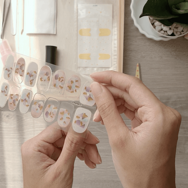 รูปภาพหน้าปกบทความ:HOW TO วิธีติดสติ๊กเกอร์ติดเล็บ ด้วยตัวเอง ง่ายมากๆ l Nail Stickers