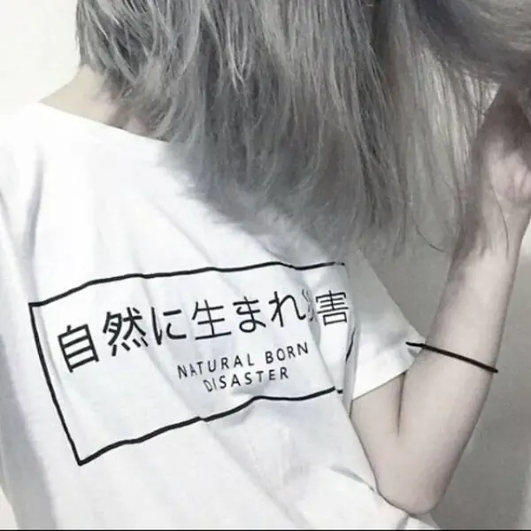 รูปภาพหน้าปกบทความ:23 ไอเดียการแต่งตัวด้วยเสื้อสกรีน คำเด็ด คำคม คำกวนๆ