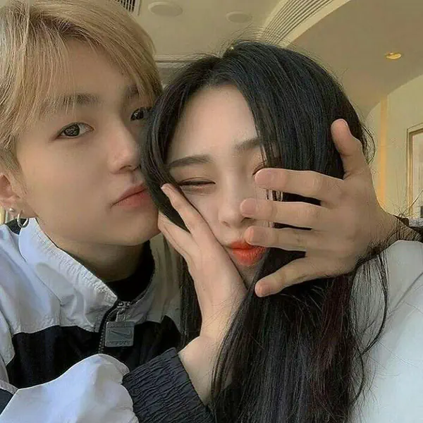 รูปภาพหน้าปกบทความ:แม้ไม่สมหวัง แต่ฝังรากลึกในใจ! 7 เหตุผลที่สาวๆ มักจำ 'รักครั้งแรกในชีวิต' ได้ขึ้นใจ จนยากที่จะลืม (ღ˘⌣˘ღ)