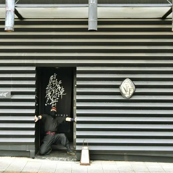 รูปภาพหน้าปกบทความ:ลึกลับไม่ซ้ำใคร! ' NINJA AKASAKA ' ร้านอาหารธีมนินจา ใจกลางโตเกียว