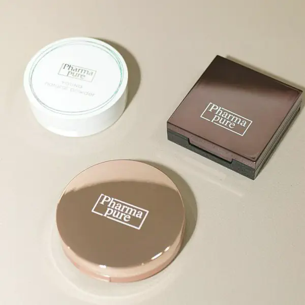 รูปภาพหน้าปกบทความ:รุ่นไหนเหมาะกับใครมาดู! รีวิว Pharmapure แป้งเวชสำอางเพื่อผิวแพ้ง่ายทั้ง 3 รุ่น