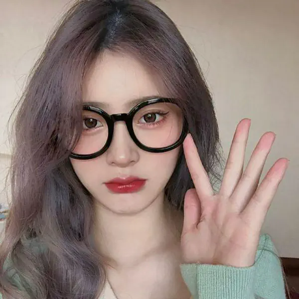 รูปภาพหน้าปกบทความ:สาวแว่นไม่ถูกใจสิ่งนี้! 7 วิธีแต่งหน้าผิดๆ ที่ 'คนใส่แว่น' ห้ามทำ เดี๋ยวเมคอัพจะไม่ปังแถมพังหนักมาก 👓