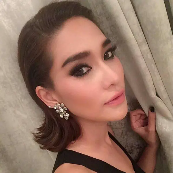 รูปภาพหน้าปกบทความ:38 แฟชั่นการแต่งหน้า พลอย เฌอมาลย์ ลุคสาวหวานที่ซ่อนเปรี้ยว