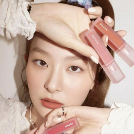 รูปภาพหน้าปกบทความ:ปากสวย ไม่ติดแมตต์ 'AMUSE Dew Velvet Tint' ทินท์ตัวใหม่ สีสวยสดใส เนรมิตริมฝีปากสวยแบบสาว Seulgi