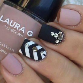 รูปภาพหน้าปกบทความ:4 โทนสี เพ้นท์เล็บ สวยหรู ดูดี แบบสาวไฮโซ!