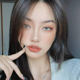 รูปภาพหน้าปกบทความ:แค่แสกก็สวยได้! " ทริคแสกผม " ให้เข้ากับทรงหน้า แสกแบบไหนถึงเข้ากับเรา