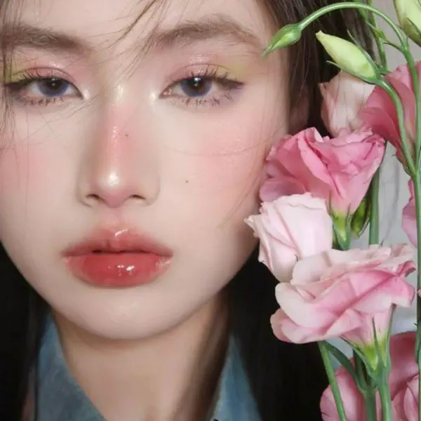 รูปภาพหน้าปกบทความ:ฉ่ำจนมงลง! ทริค " ทาปากฉ่ำวาว" แบบสาวเกาหลี เทรนด์เมคอัพสุดฮิต