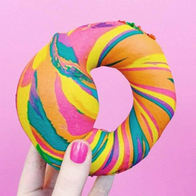 รูปภาพหน้าปกบทความ:21 อาหารสีรุ้ง หลากสีสัน เห็นแล้วน่ารัก จนไม่กล้ากิน!!