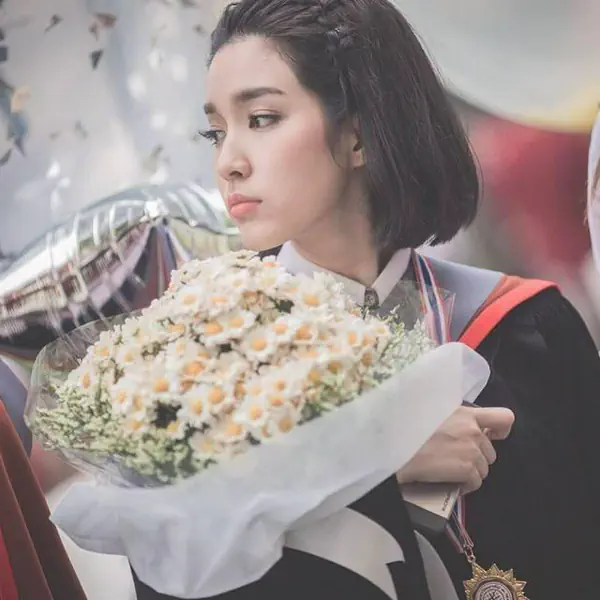 รูปภาพหน้าปกบทความ:รวมไอเดีย 'ทรงผมรับปริญญา' สำหรับสาวผมสั้น