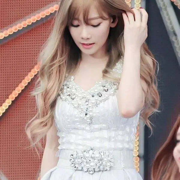 รูปภาพหน้าปกบทความ:รวมท่าโพส 'จับผม' ท่าโพสเขินๆ น่ารัก น่าลองทำตามสุดๆ
