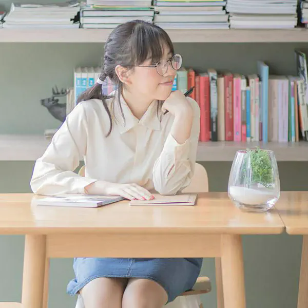 รูปภาพหน้าปกบทความ:รวมท่าโพสสาวเนิร์ดมุ้งมิ้ง ใสๆ ในห้องสมุด
