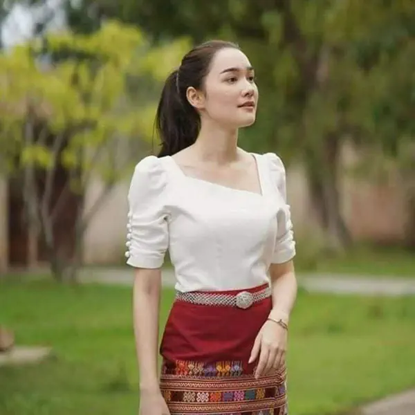 รูปภาพหน้าปกบทความ:ทริคแต่งชุดไทย ยังไงให้ไม่ดูแก่ สวยเป๊ะปัง แบบหญิงไทยตัวแม่